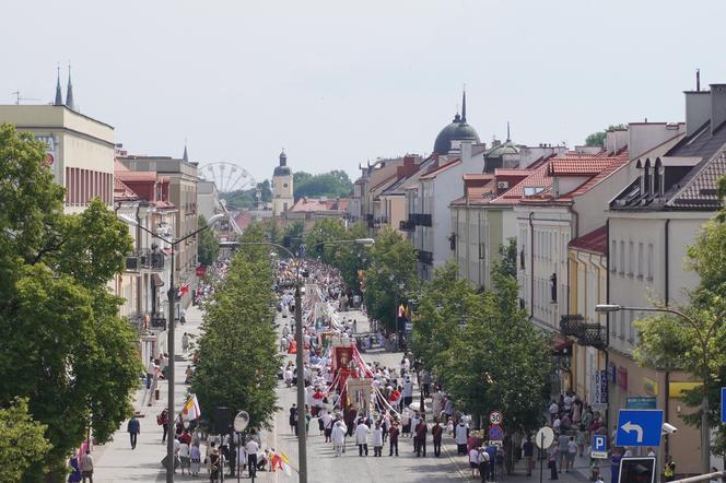 Boże Ciało 2024. Tłumy wiernych przeszły w procesji ulicami Białegostoku