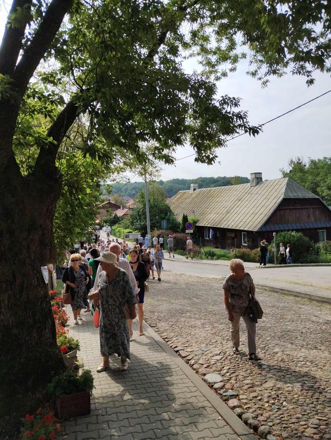 Rocznica koronacji Matki Bożej Kębelskiej w Wąwolnicy. Pojawiło się tysiące wiernych. Zobacz