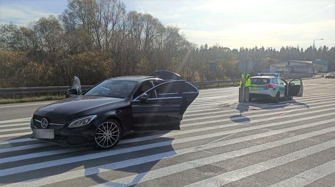 Strażnicy znaleźli mercedesa skradzionego 4 lata temu w Holandii. Komiczne tłumaczenia nowego właściciela