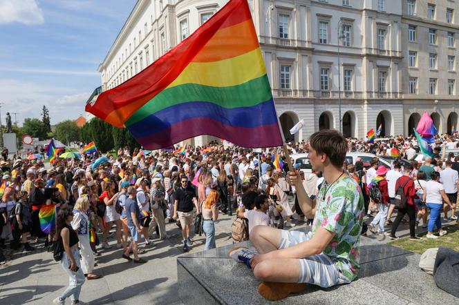 „Czas na równość jest teraz”. Ulicami Warszawy przeszła Parada Równości [GALERIA]