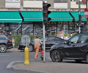 Monika Richardson pędzi na hulajnodze