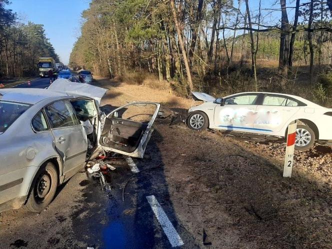 Szokujący wypadek pod Płockiem! Kilka osób w szpitalu po potwornym zderzeniu toyoty i volkswagena [ZDJĘCIA]