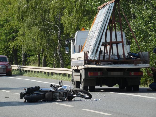 Wymusił pierwszeństwo przed motocyklistą. 62-latek wpadł pod ciężarówkę. Zginął na miejscu