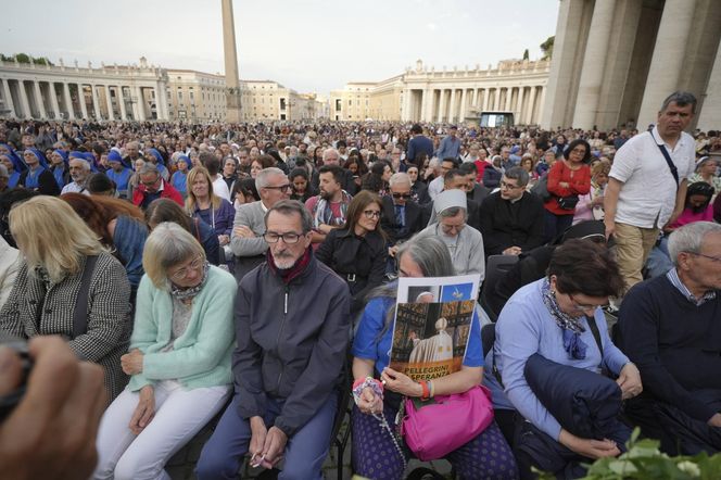 Hołdy na Placu Świętego Piotra.