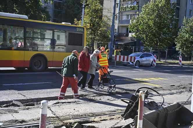 Remont torów na Waszyngtona. Pasażerowie osłupieli, chaos na przystankach