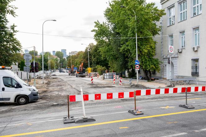 Budowa przejścia dla pieszych przez Wisłostradę opóźniona