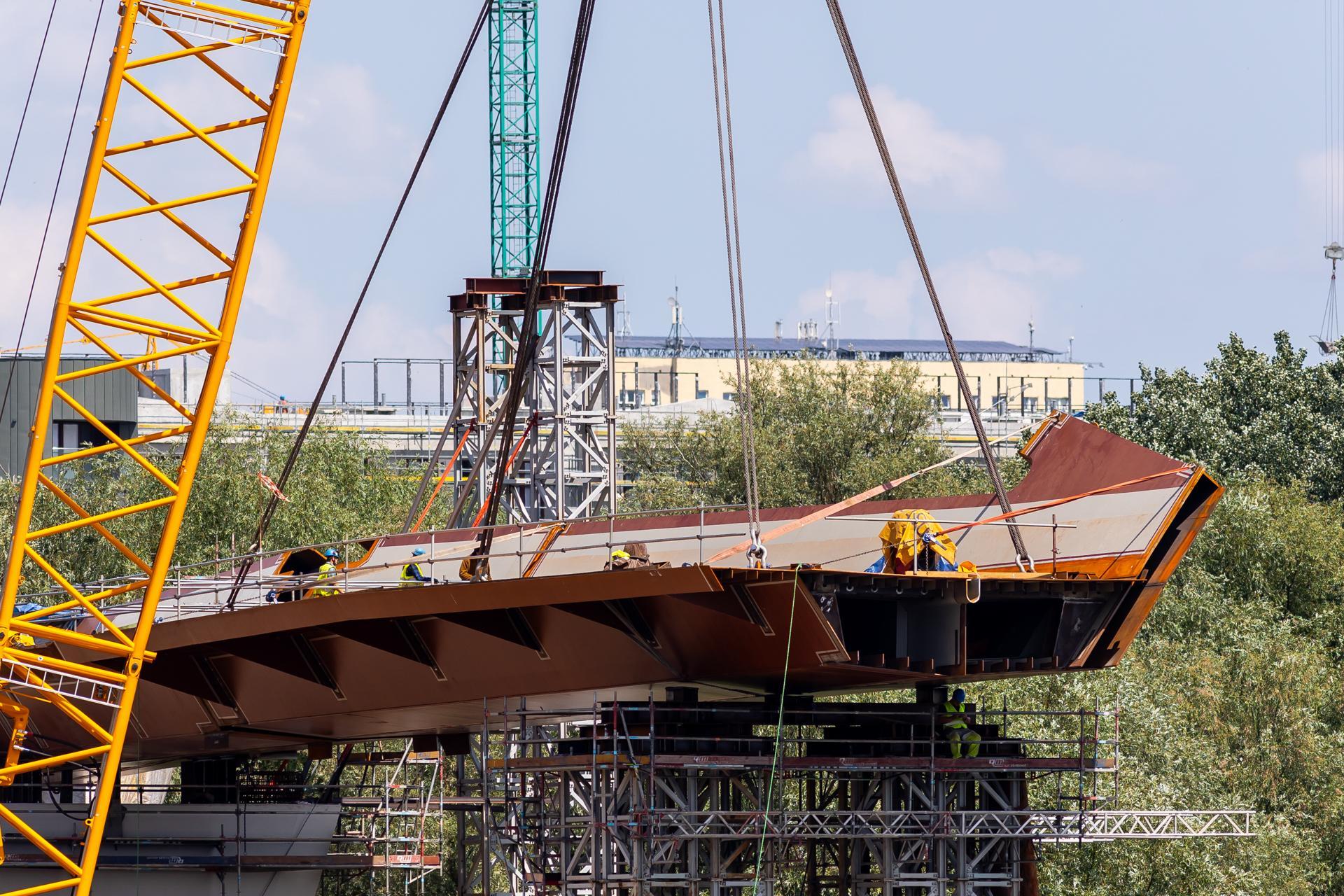 Kładka przez Wisłę w Warszawie: montaż ustroju nośnego