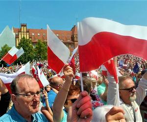 Manifestacja 4 czerwca na placu Solidarności w Szczecinie