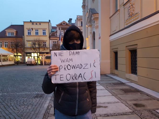 Ratusz w Lesznie widział już niejeden Strajk Kobiet. Dziś kolejny