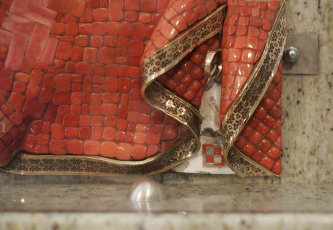 Fragment tupolewa na sukni obrazu Matki Boskiej Częstochowskiej 