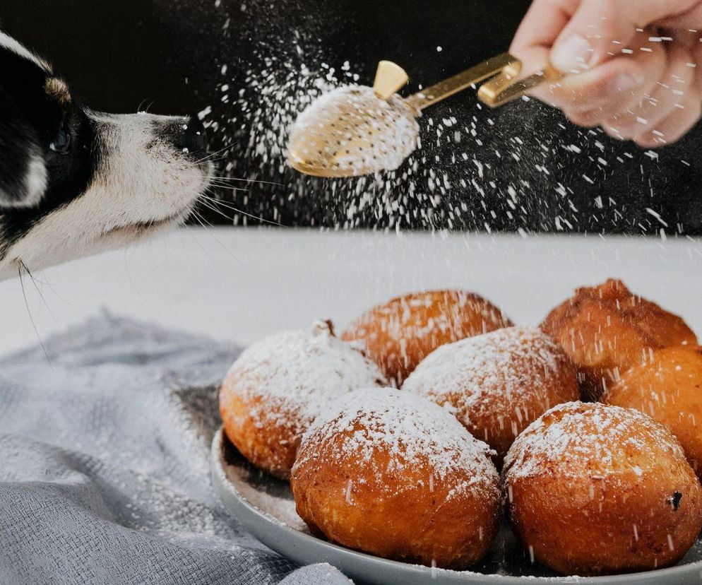 Serowe pączki z piekarnika. 8 sztuk ma mniej kalorii niż 2 smażone pączki