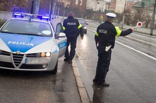 Mrugasz światłami, ostrzegając przed policją? Takie są kary!