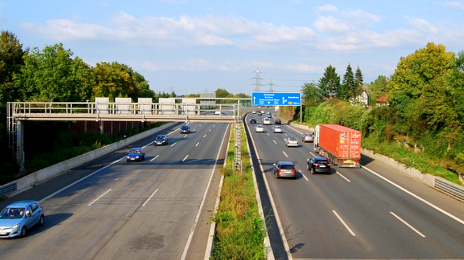 Die Deutschen lassen die Polen für die Autobahnen bezahlen.  Nicht nur für Deutsch!