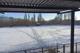 Skandal w Skarżysku-Kamiennej! Ktoś zniszczył płytę boiska w centrum miasta. Drużyna piłkarska apeluje o pomoc