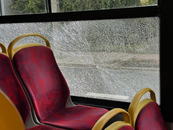 Ostrzelali autobus na Ursusie. Mogli trafić w pasażerkę