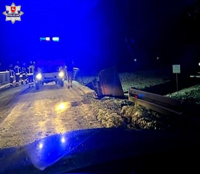 Trudne warunki na drogach w woj. lubelskim. Ciężarówka wpadła do kanału 