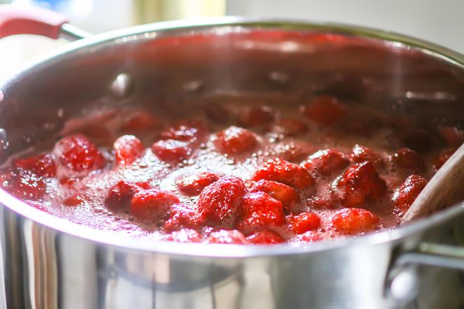 Do śniadań, deserów czy napojów. Ten syrop to lato zamknięte w butelce