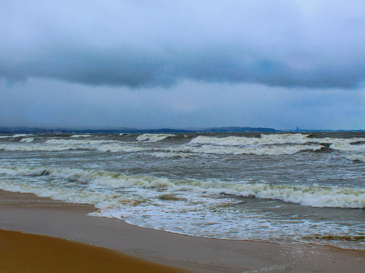 W Koszalinie i regionie mocno wieje. Na Bałtyku szaleje sztorm. Ogłoszono żółty alert! 