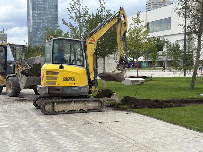 Absurd roku w Warszawie. Zrywają zieleń na nowym pl. Centralnym. Zamiast niej będzie beton