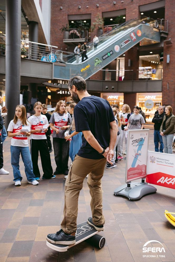 Mobilna skocznia narciarska stanęła w Bielsku-Białej. Przyjechał trener polskiej kadry i skoczkowie