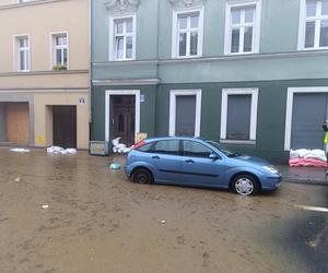 Zagrożenie powodziowe. Głuchołazy. Woda przelała się przez wały. Zalewa miasto