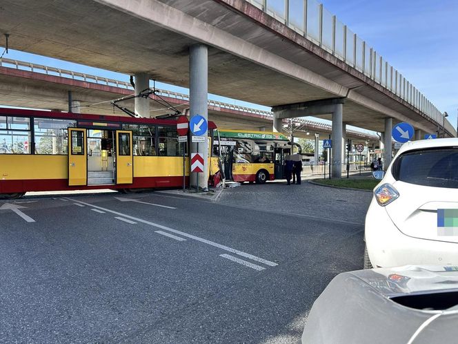 Łódź. Autobus i tramwaj zderzyły się pod dworcem Łódzka Kaliska [ZDJĘCIA]