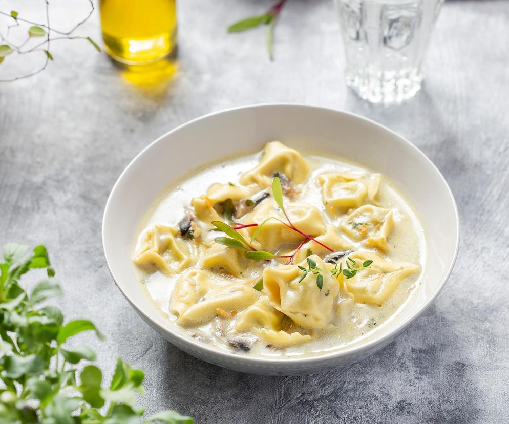 Kremowa zupa ze szpinakiem, kurczakiem i tortellini. Zaskoczy prostotą i aromatem