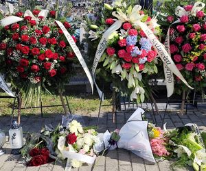 Kolorowe kwiaty i morze łez na pogrzebie Katarzyny z Raby Wyżnej. Zazdrosny mąż zabił ją 10 metrów od domu