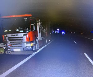 Śmiertelny wypadek w Sieprawicach. Dwóch mężczyzn zginęło podczas zmiany koła. Policja zatrzymała 31-letniego Ukraińca