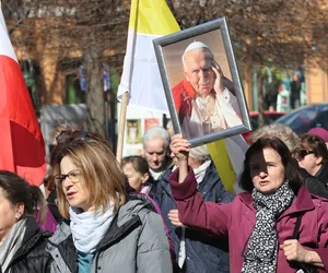 Marsz papieski przejdzie ulicami Warszawy. Zablokowane ulice w centrum