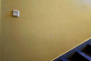 W PRL-u były w każdym budynku. Dziś ponownie są wnętrzarskim hitem