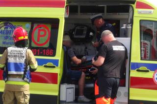 Kamper gruchnął w auto stojące na poboczu. Jedna osoba ranna. Lądował śmigłowiec LPR