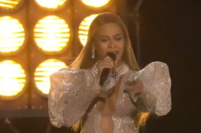 screen z występu Beyonce na CMA's 50th