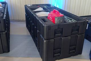 System bezzałogowych statków powietrznych klasy mini kryptonim Wizjer spakowane w skrzyniach transportowych 