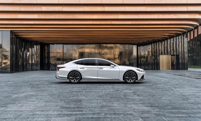 (2021) Lexus LS po liftingu