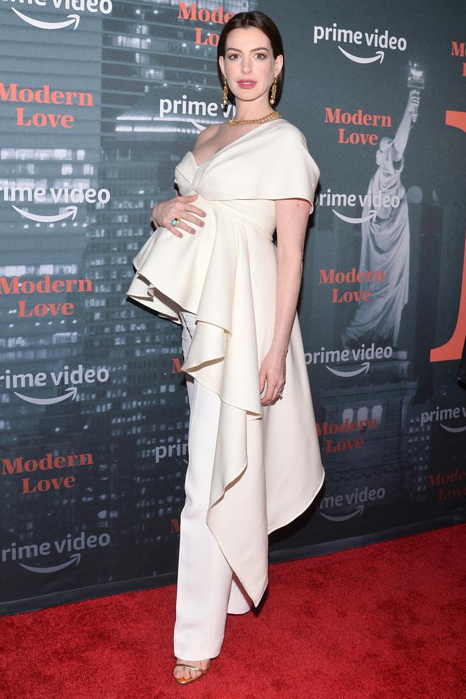 Anne Hathaway w zaawansowanej ciąży na premierze serialu!