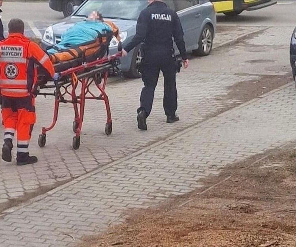 Opel i dacia zablokowały karetce dostęp do pacjentki. Auta były źle zaparkowane