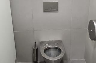 Zdewastowany szalet miejski w Biłgoraju