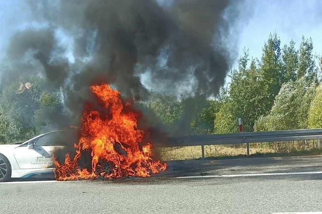 Pożar samochodu hybrydowego na A1 w powiecie rybnickim. Strażacy oszacowali straty