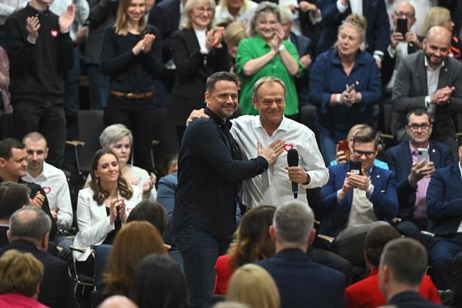 Tusk o Trzaskowsim "Mój serdeczny przyjaciel i współpracownik. Ma wielkie aspiracje polityczne"