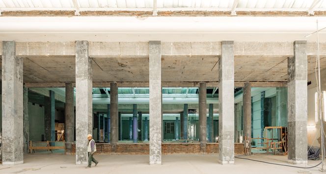 Przestrzeń trzech sal operacyjnych; stan po demontażu wtórnych, powojennych przegród dzielących te sale, po zdjęciu tynku i odsłonięciu pozostałości stiuków