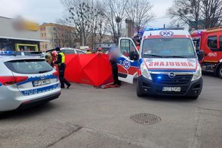 Kobieta zginęła pod Biedronką. Przejechał po niej samochód