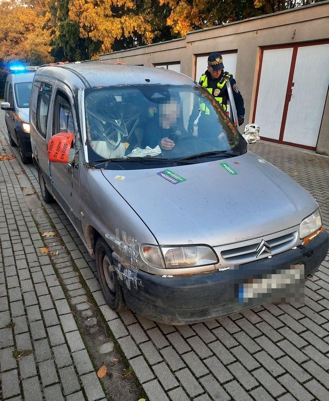 Wrak na kółkach gotowy do jazdy! Strażnicy nie mogli uwierzyć, co zobaczyli na osiedlu