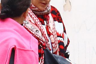 Kayah. Leczyła gardło i opalała kolana