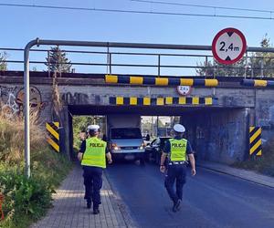 Kolejny kierowca utknął pod wiaduktem na ul. Glinczańskiej w Tychach