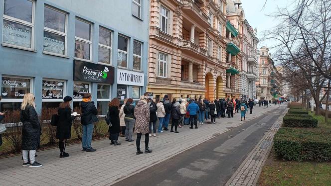 Tłusty czwartek we Wrocławiu. Mieszkańcu rzucili się na pączki! Ogromne kolejki [ZDJĘCIA]