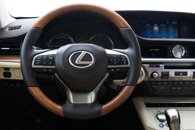 2016 Lexus ES