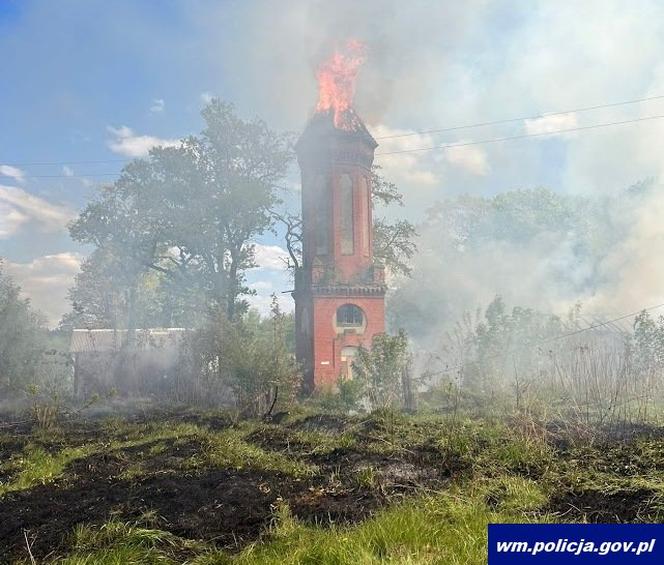 Pożar zabytkowej wieży ciśnień w Rucianem-Nidzie. Nad miastem unosiły się ogromne kłęby dymu [ZDJĘCIA]