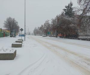 Starachowice pod śniegiem, na drogach trudne warunki do jazdy