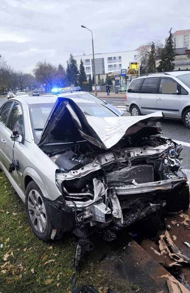 Wypadek w Puławach. 53-latek z 1,6 promila wjechał w autobus miejski